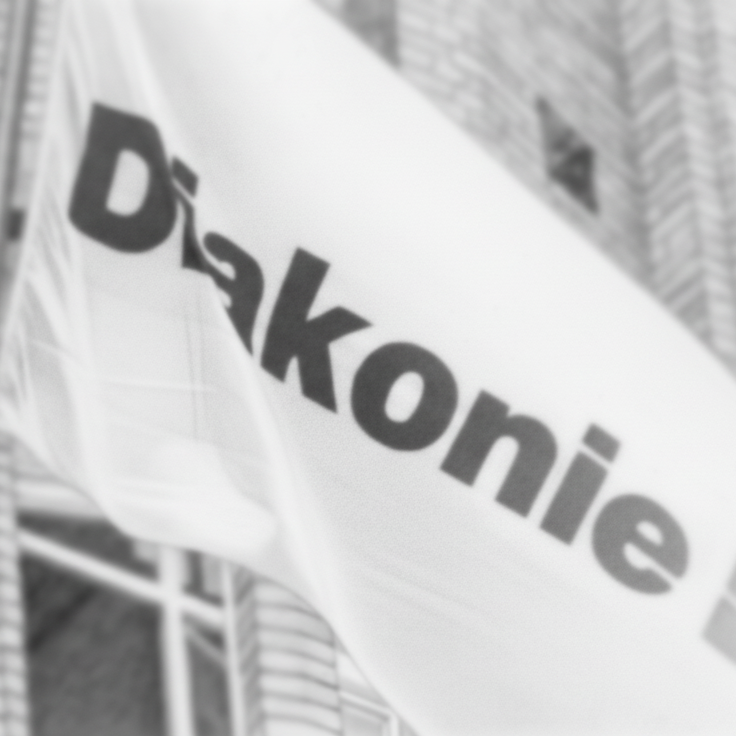 Fahne auf der das Wort Diakonie steht